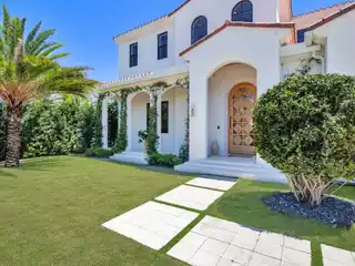 Uber-Chic and Effortlessly Cool Modern Residence