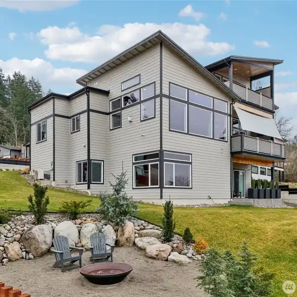 ULTRA-MODERN SMART HOME LIVING
