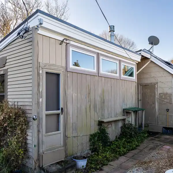 ONE BEDROOM COTTAGE IN A GOOD WEST END LOCATION