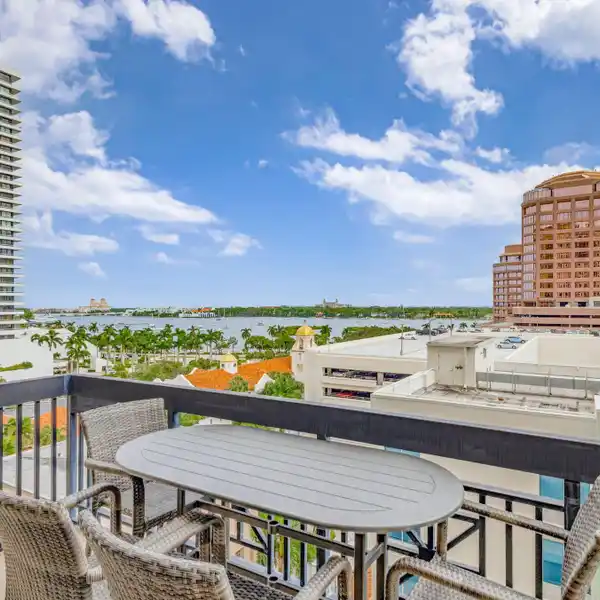 SPECTACULAR CONDO WITH BREATHTAKING WATERVIEWS