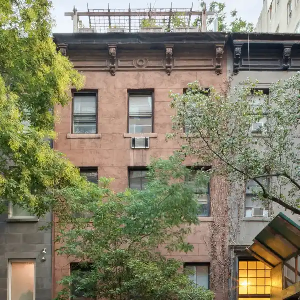 VERSATILE 1850S THREE-FAMILY TOWNHOUSE