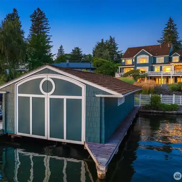 WATERFRONT LIVING AT ITS FINEST ON UNION BAY