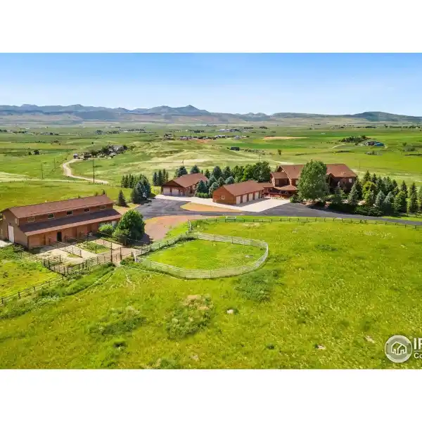 PRIVATE COLORADO LUXURY ESTATE ON ESPANSIVE ACREAGE