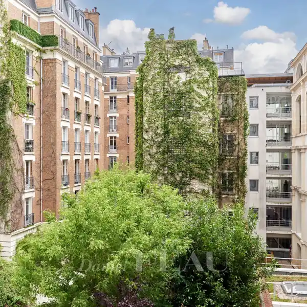 MODERN LIVING CLOSE TO ICONIC PARIS LANDMARKS