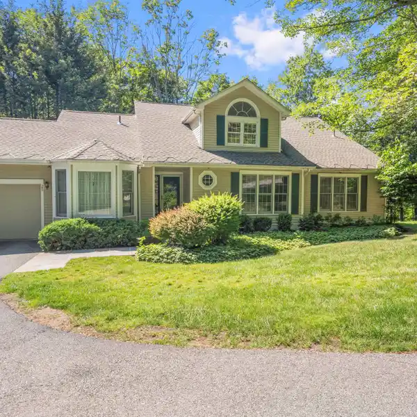 SPACIOUS 3-LEVEL TOWNHOUSE