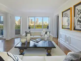 Sophisticated High-Floor Home on the Gold Coast