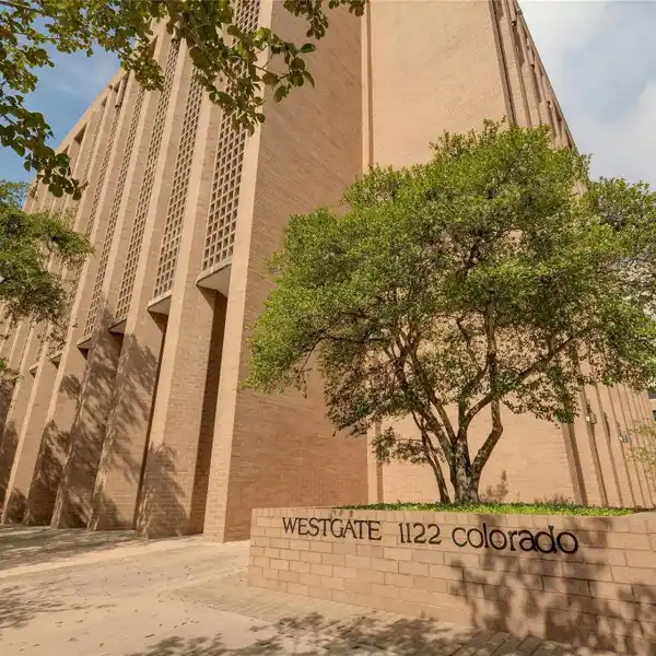 CORNER RESIDENCE IN THE WESTGATE TOWER