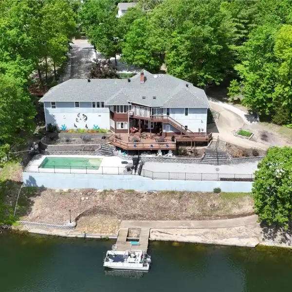BEAUTIFUL LAKEFRONT HOME IN BELLA VISTA