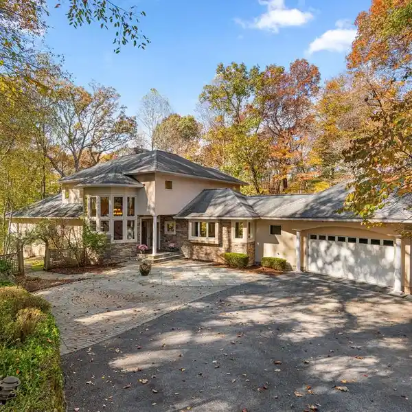 ELLICOTT CITY MODERN HOME WITH PANORAMIC VIEWS