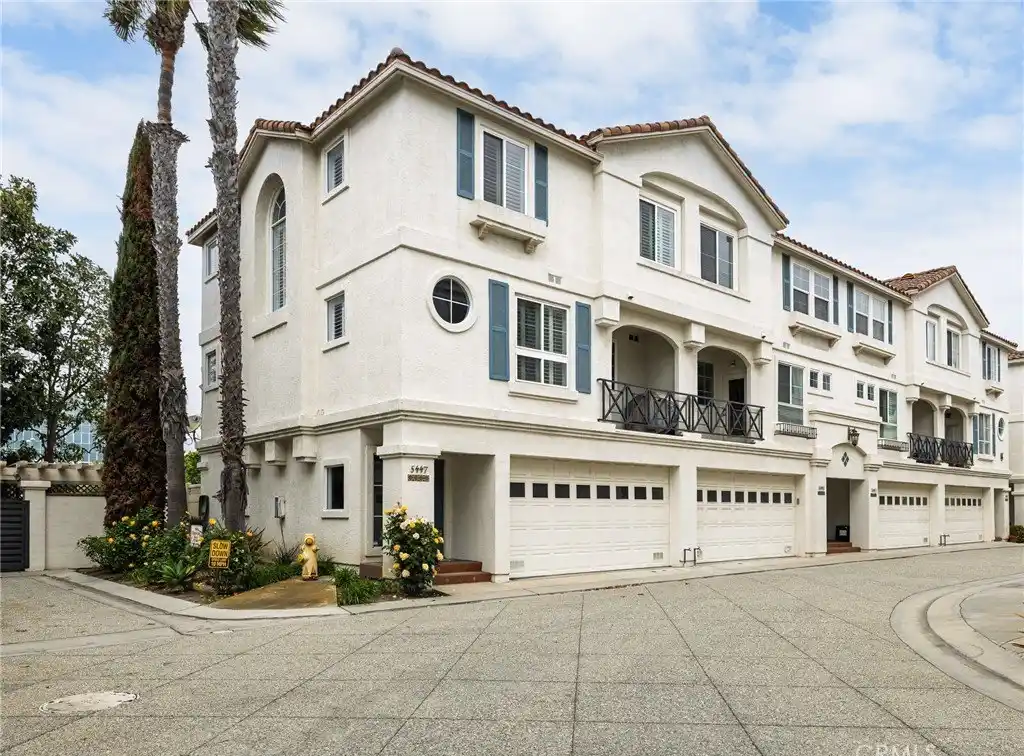 Spacious Townhome in Gated Community with Modern Kitchen