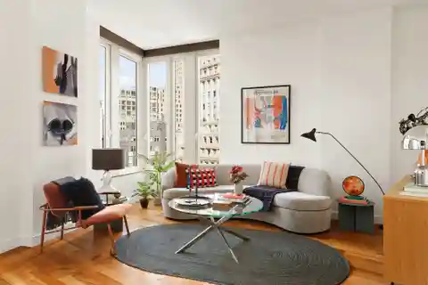 Sunny Two Bedroom Apartment in the Financial District