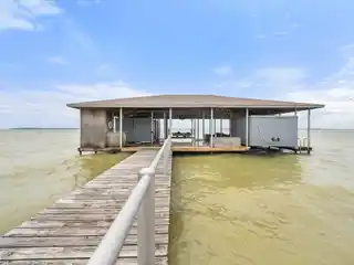 Unique Lakeside Retreat