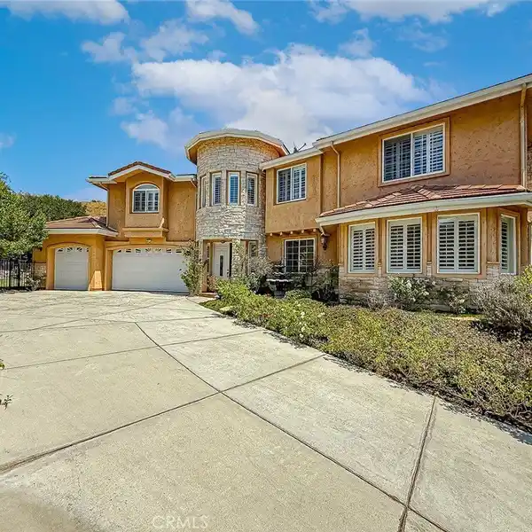 ONE-OF-A-KIND PROPERTY IN EXCLUSIVE LYNN OAKS ESTATES