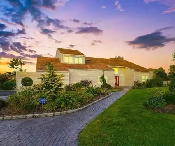 HIDDEN GEM IN BEAUTIFUL DIX HILLS