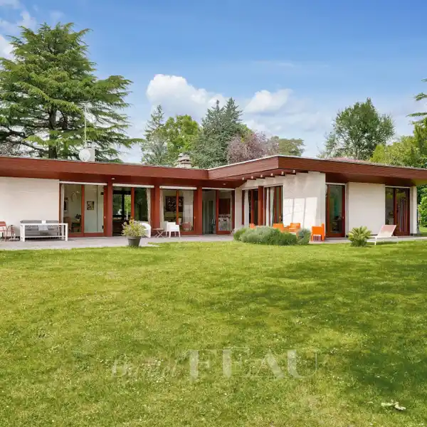 LOVELY SINGLE-STORY RESIDENCE