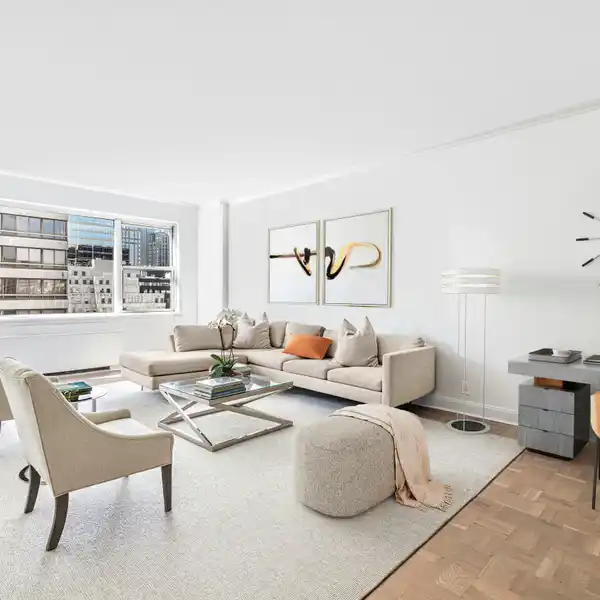 EXPANSIVE HOME WITH STUNNING SKYLINE VIEWS
