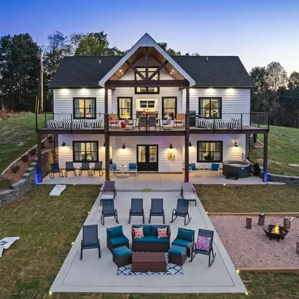 PRIVATE LAKEFRONT LUXURY