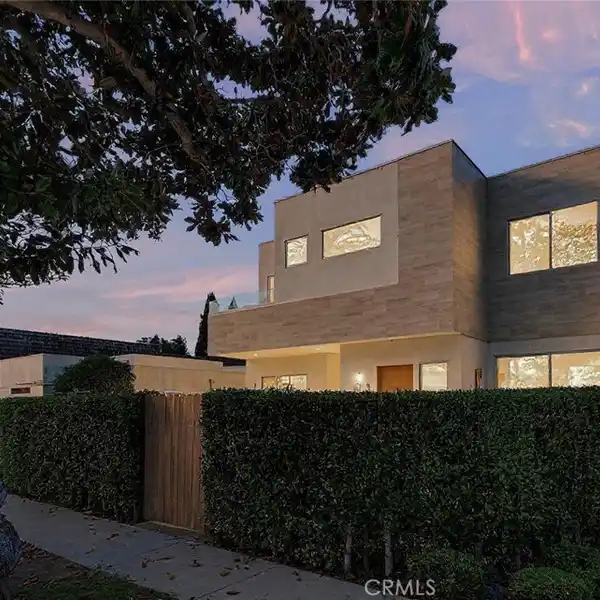 MODERN NEWER CONSTRUCTION HOME WITH MINIMALIST ELEGANCE