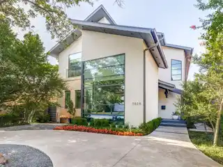 Modern Stunner in Ideal Location