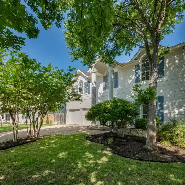 MOVE-IN-READY HOME IN DESIRABLE GREAT HILLS