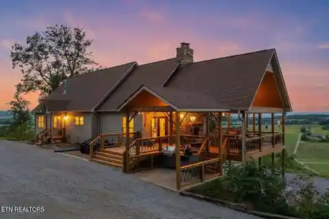 Spectacular East Tennessee Farm Oasis