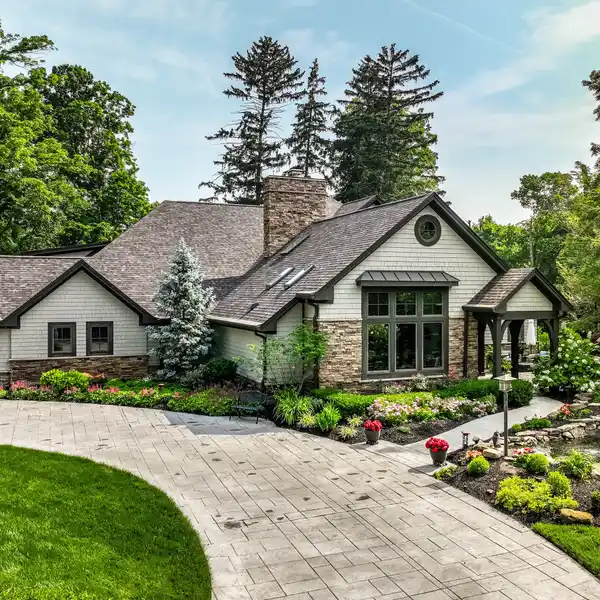 A SHOWSTOPPER ON A PEACEFUL CUL-DE-SAC