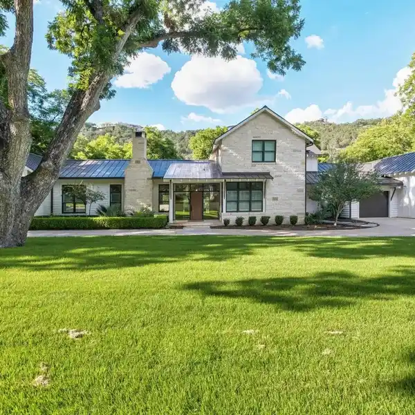 RUSTIC-STYLE LAKE AUSTIN RETREAT
