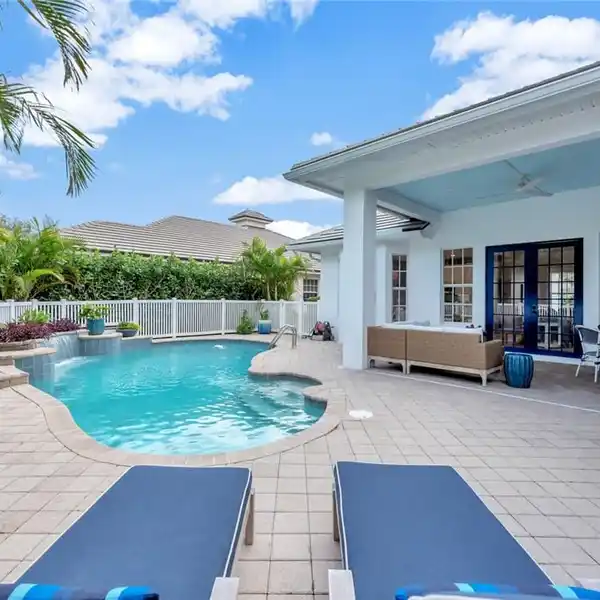 BEAUTIFULLY REDESIGNED HOME IN THE DESIRABLE BERMUDA CLUB