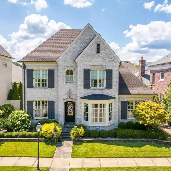 ELEGANT NOTTOWAY HOME WITH FOUNTAIN VIEW