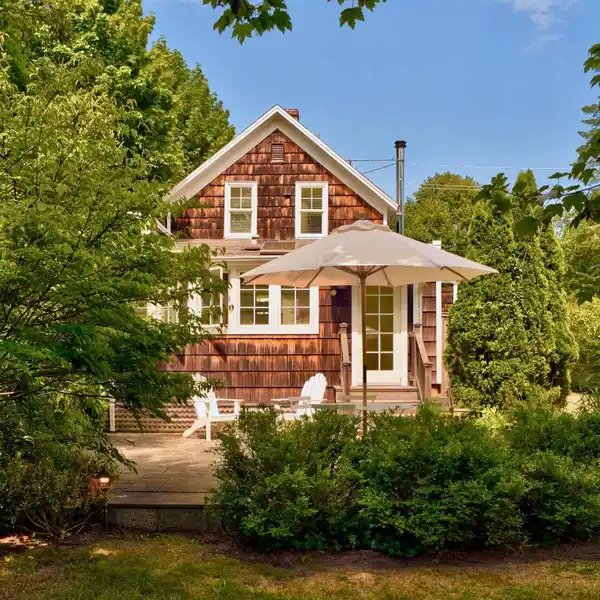 SWEET AND CLASSIC FARMHOUSE WITH MIDCENTURY STYLE