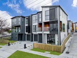 Ultimate Modern Living in Beachside Suburbs