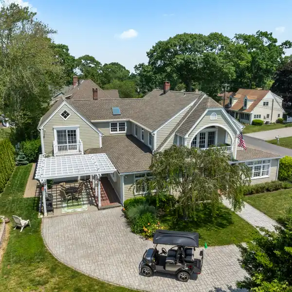 SPACIOUS KNOLLWOOD BEACH HOME ONE HOUSE FROM THE SOUND