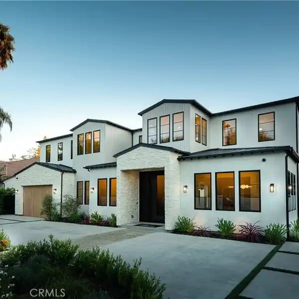 EXQUISITE CUSTOM GATED ESTATE IN WALNUT ACRES