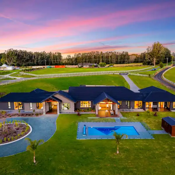 LUXURIOUS COUNTRY LIFESTYLE WITH AN EASY COMMUTE