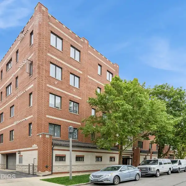 IMPRESSIVE RIVER FOREST CONDO