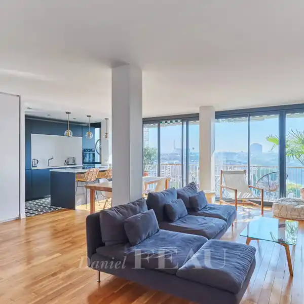 SUNLIT 14TH FLOOR APARTMENT WITH SEINE VIEWS