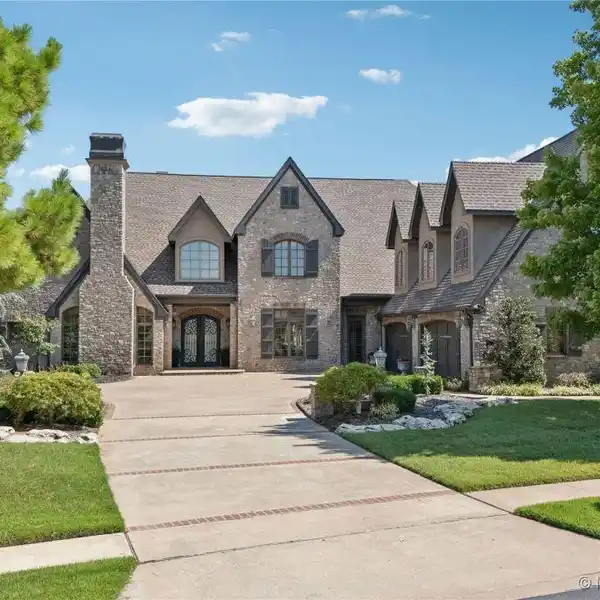 CUSTOM HOME IN THE PRESTIGIOUS COMMUNITY OF LAKES AT INDIAN SPRINGS