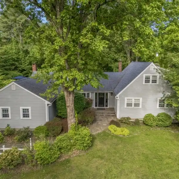 SPRAWLING COLONIAL FARM RANCH