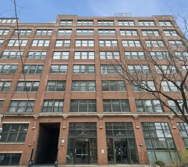 CORNER TIMBER LOFT IN THE WEST LOOP