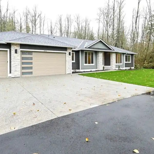 EXPANSIVE RAMBLER WITH ELEGANT DESIGN