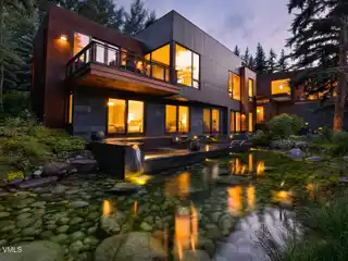 Captivating Contemporary Mountain Home
