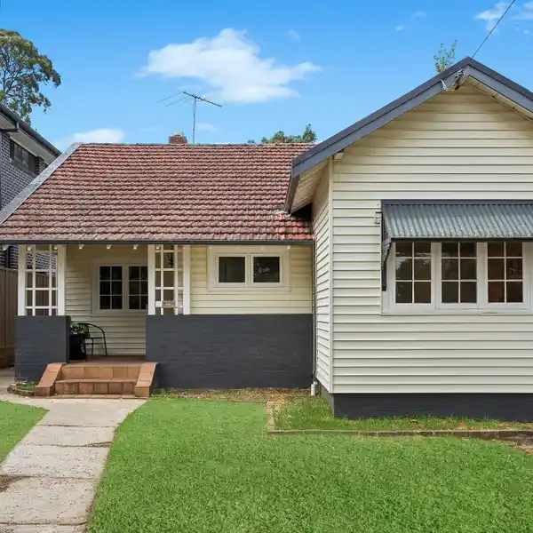 SUNLIT COTTAGE WITH EXPANSIVE GARDENS AND EARLY 20TH CENTURY CHARACTER