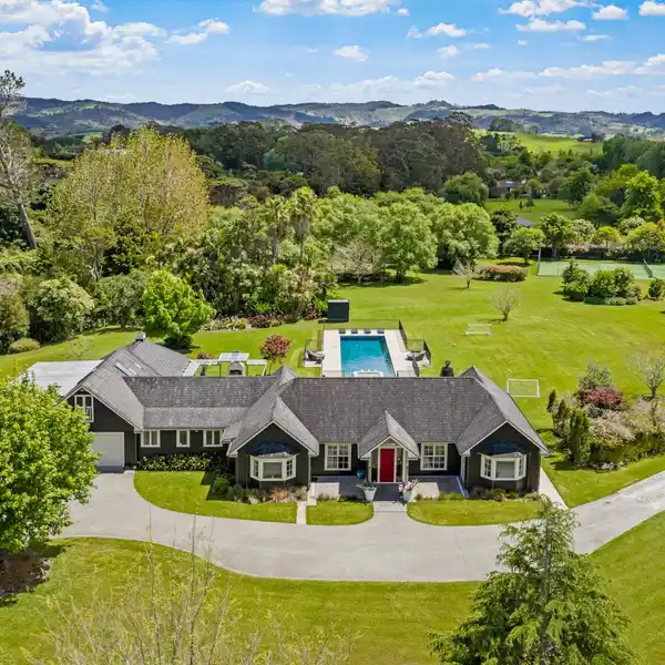 LUXURY ESTATE WITH POOL, TENNIS COURT & GARDENS