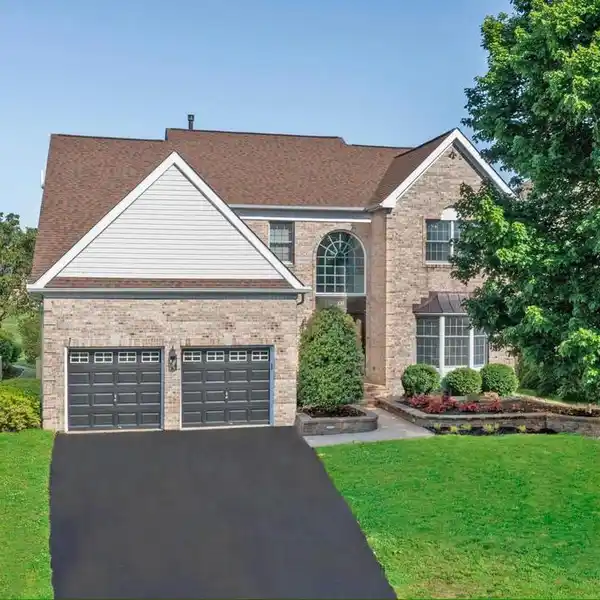 BEAUTIFULLY MAINTAINED HOME IN PRESTIGIOUS LAUREL CREEK
