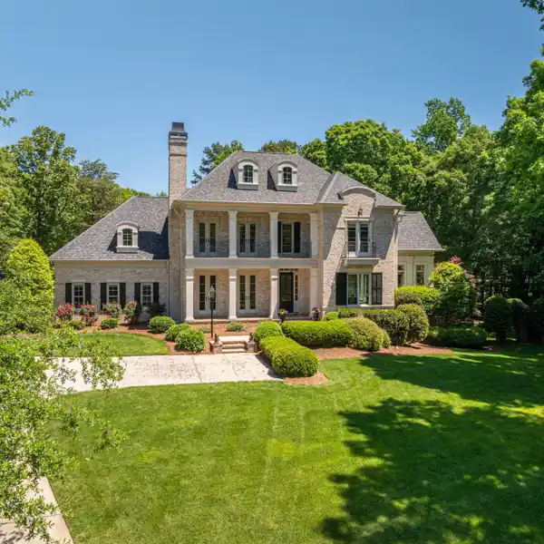 RARE AND STATELY PRIVATE RESIDENCE IN BELMONT