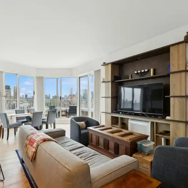 SPLENDID RECENTLY-RENOVATED  PENTHOUSE