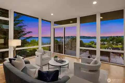 Inspiring Contemporary Home with Dramatic Views