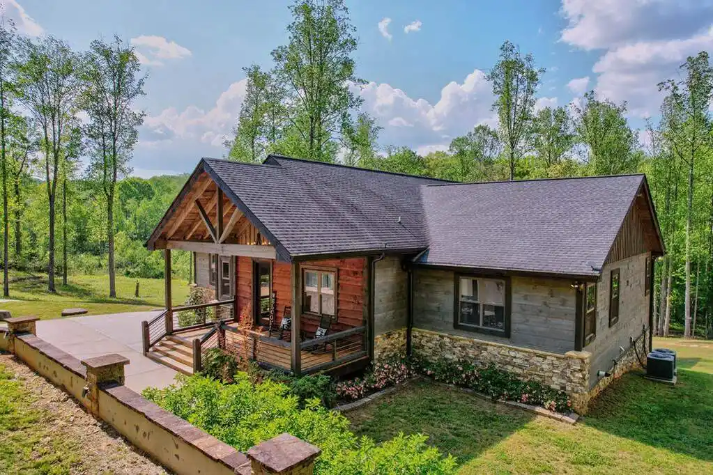 Luxurious Craftsman Retreat in Blue Ridge