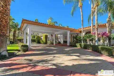 A Showcase of Space and Privacy in the Heart of the Desert