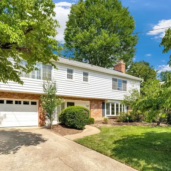 BEAUTIFULLY UPDATED RESIDENCE IN POTOMAC HILLS